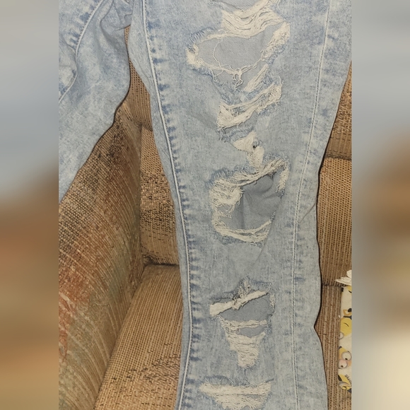 American Eagle Outfitters Destroyed Light Acid Wash Super Stretchy Jeans - Picture 6 of 15